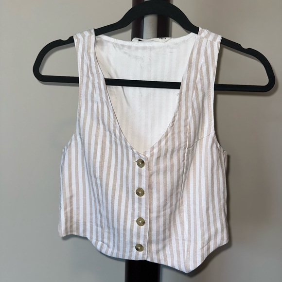 Linen Striped Button-Up Crop Top - Picture 3 of 5